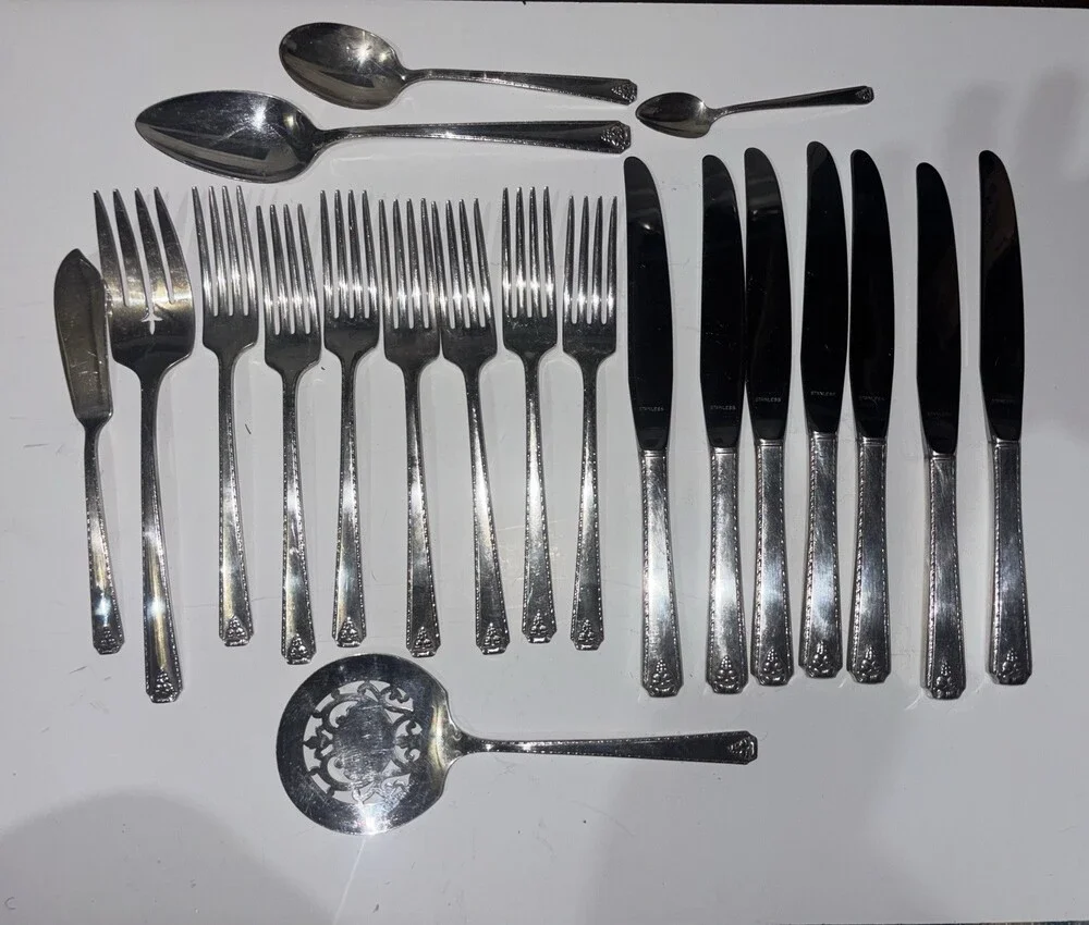 Vintage Oneida Prestige Plate Bordeaux Pattern Silverware 20 Pcs